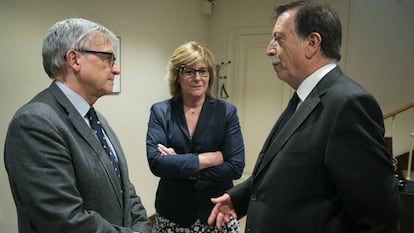 Xavier Arbós (izquierda), Pilar Fernández Bozal y Eugeni Gay.