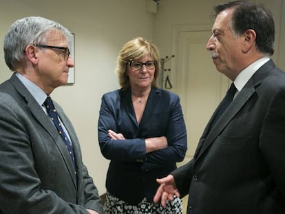 Xavier Arbós (izquierda), Pilar Fernández Bozal y Eugeni Gay.