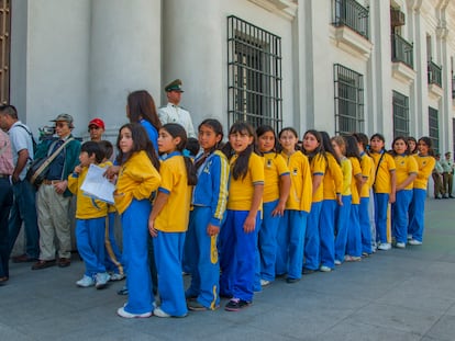 Alumnos de un colegio chileno visitan la sede del Parlamento, en Santiago, en una imagen de archivo.