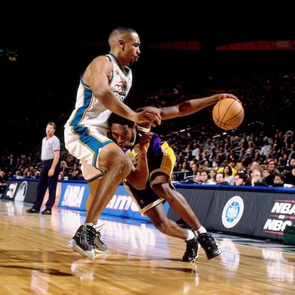 Durante la conferencia Este del partido de las Estrellas de la NBA del 98, el jugador Kobe Bryant (8) avanza hacia la canasta en una movida contra Grant Hill (33), durante el juego del 14 de febrero de 1998, en el Madison Square Garden de Nueva York, Nueva York.