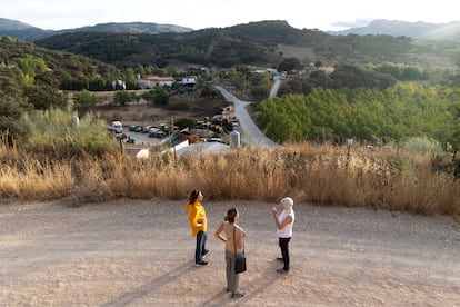 Tres vecinas hablan frente a la zona donde el Ayuntamiento impulsa un vertedero de residuos tóxicos próximo al río Guadalevín, afluente del Guadiaro, que desemboca en Sotogrande.