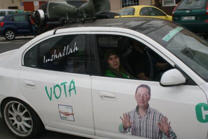 Vehículo de propaganda de Coalición por Melilla con la palabra <i>inshallah.</i>