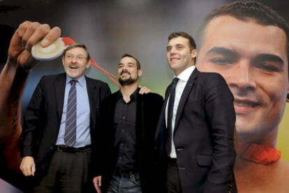 Gervasio Deferr posa junto al secretario de estado para el Deporte, Jaime Lissavetzky (derecha), y el ex gimnasta y presidente de la Federación Española de Gimnasia, Jesús Carballo (izquierda), durante el acto en el que ha anunciado su retirada.