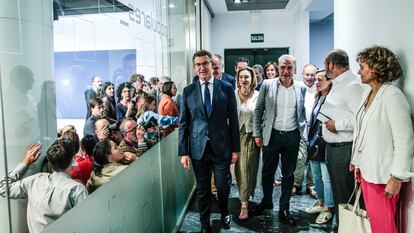 El presidente del PP, Alberto Núñez Feijóo, tras la rueda de prensa de este lunes.