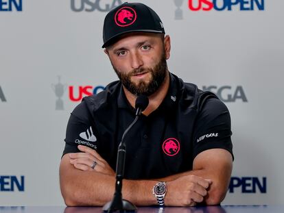 Pinehurst (United States), 11/06/2024.- Jon Rahm of Spain responds to a question from the media during a press conference before the 2024 US Open golf tournament at Pinehurst No. 2 course in Pinehurst, North Carolina, USA, 11 June 2024. (España) EFE/EPA/ERIK S. LESSER
