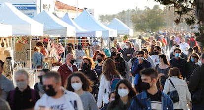 A crowd of people wearing face masks in Sitges in Barcelona.