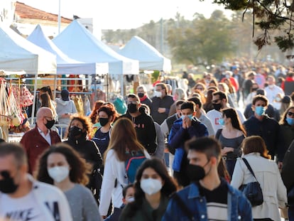 A crowd of people wearing face masks in Sitges in Barcelona.