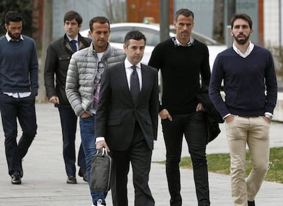 Jordi Figueras (d), Antonio Amaya (2d), Ivan Amaya (4d) y Jorge Molina (i), acompañados de su abogado, a su llegada al juzgado de Pamplona en 2015.
