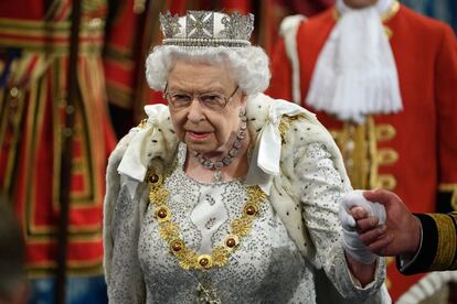 Isabel II, con unas espectaculares joyas.