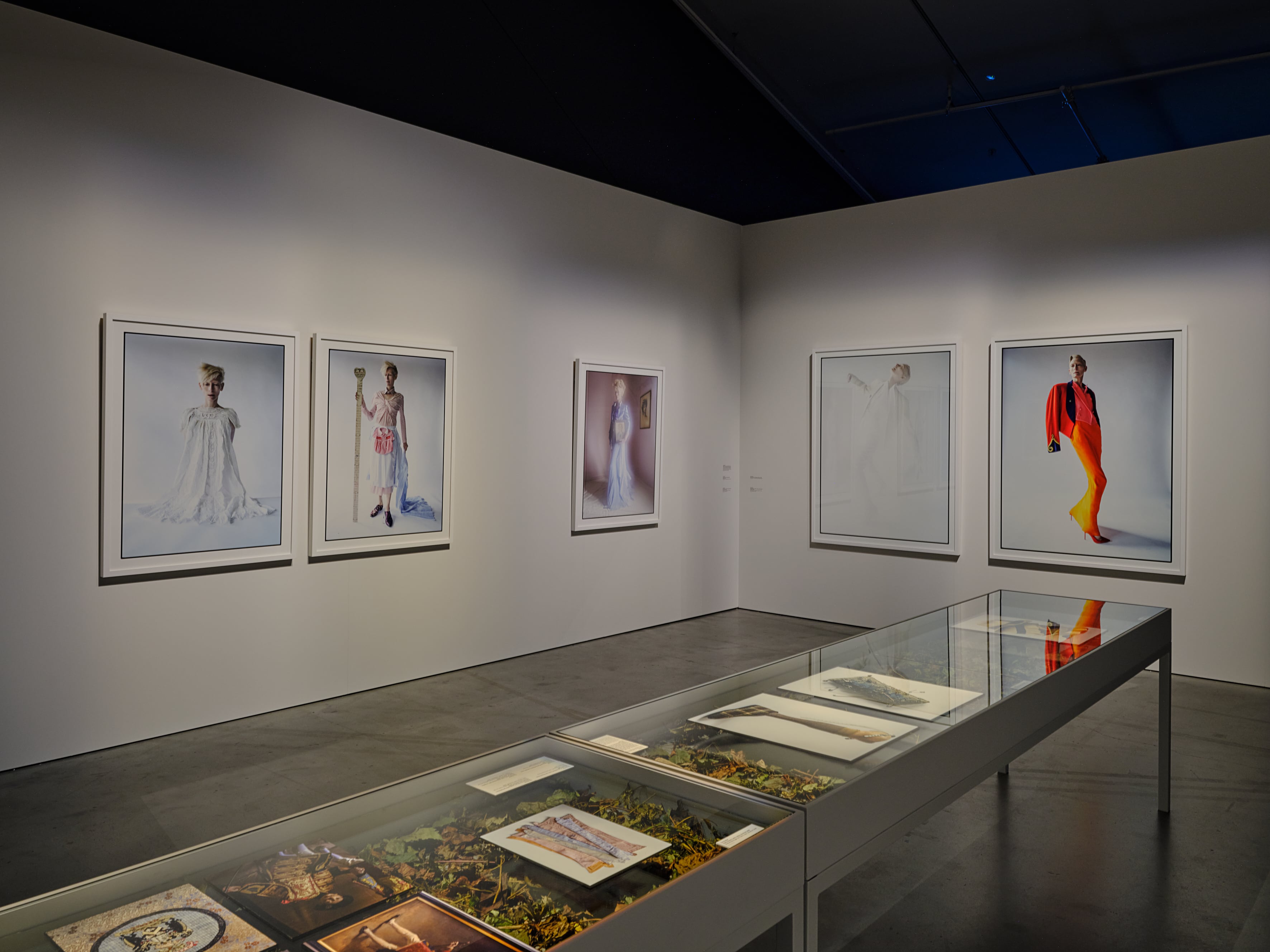 Fotografías en color de Tilda Swinton en la exposición 'Ongoing' en Ámsterdam.