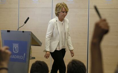 Esperanza Aguirre durante la rueda de prensa en la que ha anunciado su dimisión como portavoz y concejal del Ayuntamiento de Madrid.