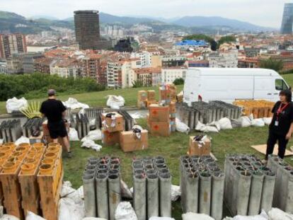 Izaskun Astondoa y su equipo preparan el espectáculo de fuegos artificiales en el Parque Etxebarria de Bilbao.