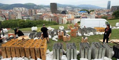 Izaskun Astondoa y su equipo preparan el espectáculo de fuegos artificiales en el Parque Etxebarria de Bilbao.