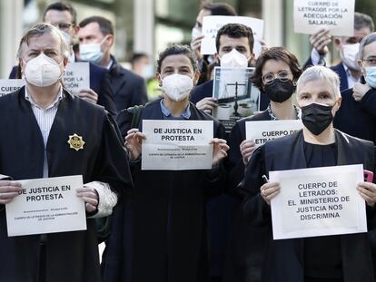 Letrados de la administración de justicia se han concentrado este miércoles ante la Ciudad de la Justicia de Barcelona con motivo de la huelga convocada en el sector.