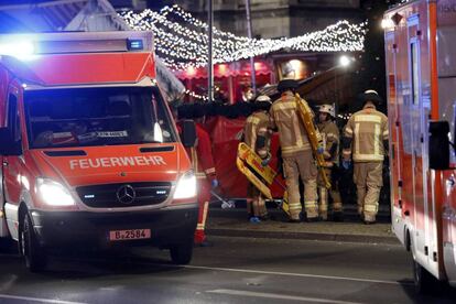 Personal sanitario en las inmediaciones de la zona accidentada.