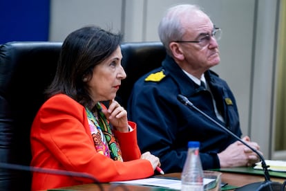 La ministra de Defensa, Margarita Robles, y el jefe de Estado Mayor de la Defensa, almirante general Teodoro López Calderón, durante la videoconferencia con el contingente español en Líbano, este martes.