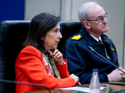 La ministra de Defensa, Margarita Robles, y el jefe de Estado Mayor de la Defensa, almirante general Teodoro López Calderón, durante la videoconferencia con el contingente español en Líbano, este martes.