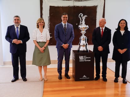 El presidente del gobierno español, Pedro Sánchez (c), acompañado por la ministra de Educación, Formación Profesional y Deportes, Pilar Alegría (2i), y por el presidente del Consejo Superior de Deportes (CSD), José Manuel Rodríguez Uribes (i), recibe al consejero delegado de la Copa América, Grant Dalton (2d), y a la vicepresidenta del torneo internacional, Aurora Cata (d), este lunes en el palacio de la Moncloa en Madrid. EFE/ Javier Lizón