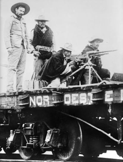 Revolucionarios mexicanos en un tren en 1910.
