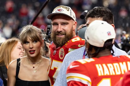 En la Super Bowl 2025, celebrada el 9 de febrero en Nueva Orleans, además de los seguidores de los Philadelphia Eagles y de los Kansas City Chiefs, había dos grandes equipos: MAGAS, seguidores del presidente Donald Trump, versus Swifties, fans de la artista Taylor Swift.

Los seguidores de Trump hicieron viral en redes sociales un momento en el que Swift parecía ser abucheada (probablemente en relación con su novio, el jugador de los Chiefs Travis Kelce), e incluso el propio Trump se hizo eco de ese momento en su plataforma de redes sociales Truth Social.
