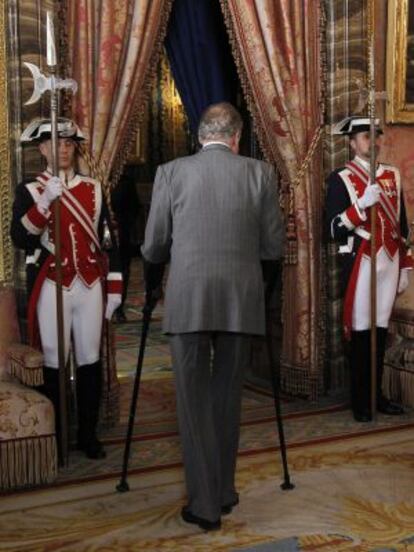 El rey Juan Carlos, con muletas, momentos antes del almuerzo de gala ofrecido en el Palacio Real de Madrid, a la presidenta de Brasil, Dilma Rousseff.