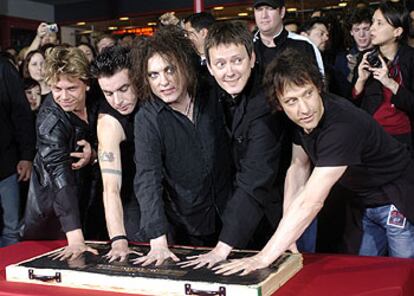 Los miembros de The Cure dejan la huella de sus manos para el Paseo de la Fama del Rock de Hollywood.