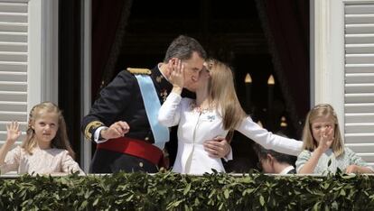 Felipe VI y Letizia, junto a sus hijas, Leonor (izquierda) y Sofía,.