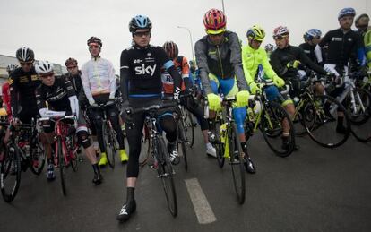 En el centro, Froome y Contador a la salida de la cuarta etapa de la Vuelta a Andalucía.