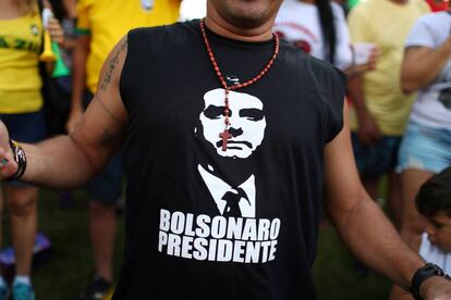 Un simpatizante viste una camiseta con el rostro de Jair Bolsonaro.