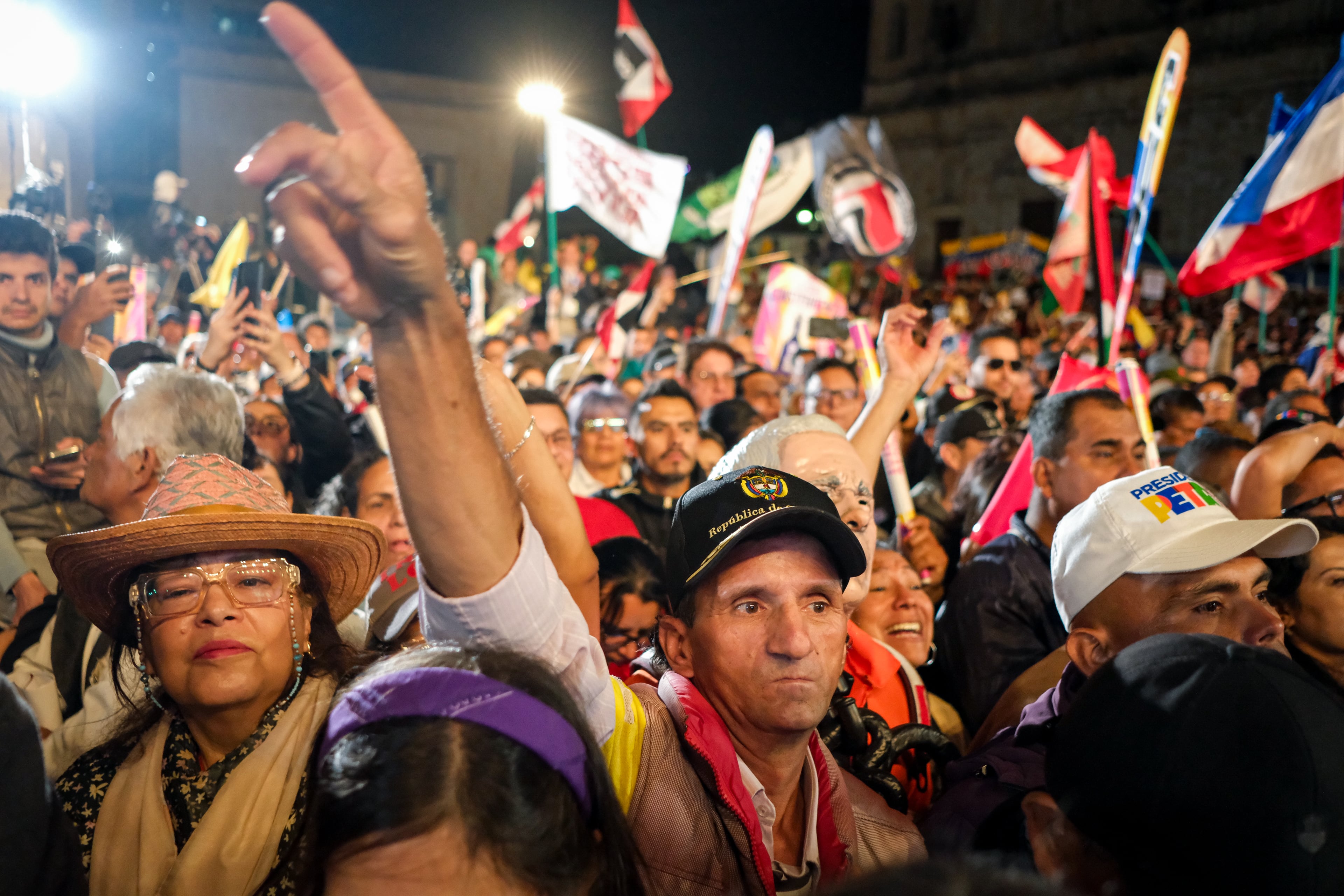 Seguidores de Gustavo Petro en la Plaza Simón Bolívar, este viernes.