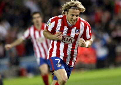 Forlán celebra su gol