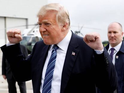 El presidente Donald Trump tras aterrizar en el aeropuerto de Johnstown, Pennsylvania.