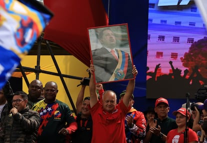 Diosdado Cabello sostiene un retrato Hugo Chávez durante el evento en apoyo al presidente Nicolás Maduro.