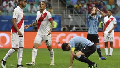 Uruguaios lamentam chance perdida no jogo contra o Peru.