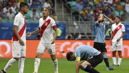 Uruguaios lamentam chance perdida no jogo contra o Peru.