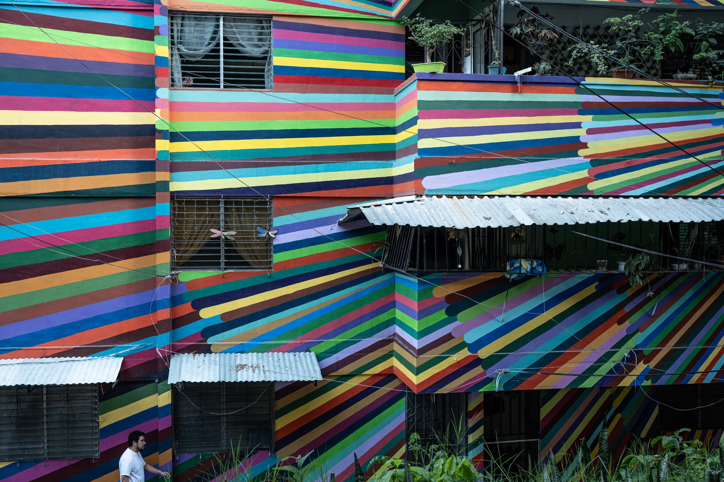 Edificios residenciales del barrio de Zacamil, en San Salvador, con murales creados en el marco de un proyecto de renovación urbana y resignificación de la zona impulsado por la Fundación Custom Made Stories, en San Salvador, el 21 de abril de 2026.