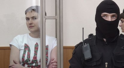 La expiloto ucraniana Nadezhda Sávchenko, este lunes en un tribunal de Donetsk, en la región de Rostov.