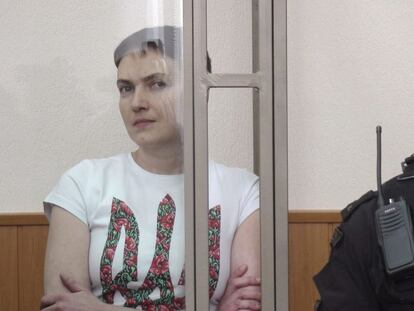 La expiloto ucraniana Nadezhda S&aacute;vchenko, este lunes en un tribunal de Donetsk,  en la regi&oacute;n de Rostov.