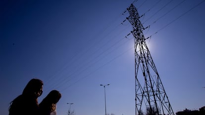 Poste de un tendido eléctrico, en las inmediaciones del barrio sevillano de Tablada.