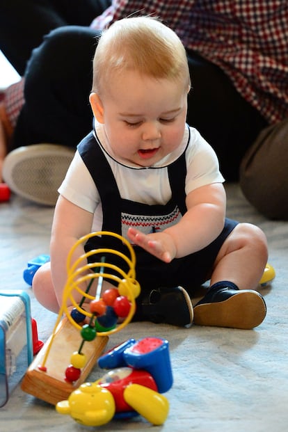 Su tío, el príncipe Enrique lo describe como un bebé con "mejillas regordetas" que tiene la apariencia "de un joven Winston Churchill".