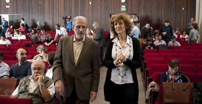 El rector Esteban Morcillo y la vicerrectora Silvia Barona a la entrada de la sesión del claustro de la Universitat de València.
