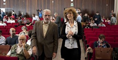 El rector Esteban Morcillo y la vicerrectora Silvia Barona a la entrada de la sesi&oacute;n del claustro de la Universitat de Val&egrave;ncia. 