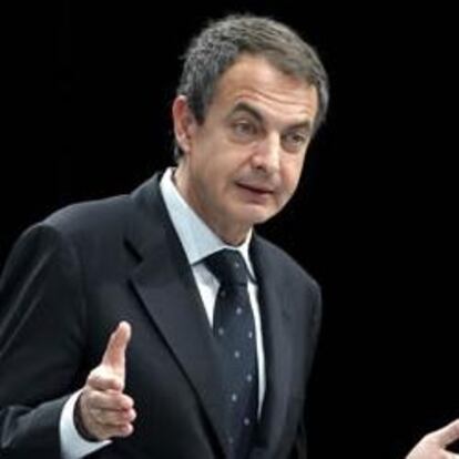 El presidente del Gobierno, José Luis Rodríguez Zapatero, durante su intervención en la inauguración, hoy en Madrid, de un encuentro europeo de medios de comunicación.