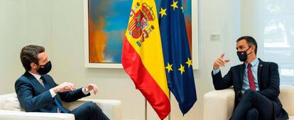 El presidente del Gobierno, Pedro Sánchez (derecha), reunido hoy en La Moncloa con el líder del PP, Pablo Casado.