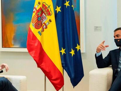 El presidente del Gobierno, Pedro Sánchez (derecha), reunido hoy en La Moncloa con el líder del PP, Pablo Casado.