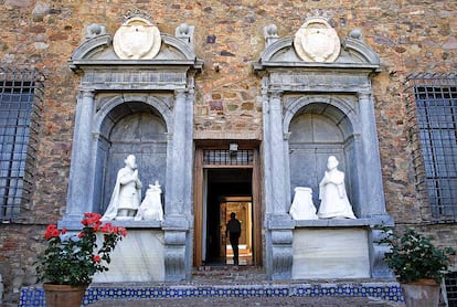 El palacio, una joya renacentista, fue cedido en 1949 a la Armada durante 90 años por sus propietarios, los marqueses de Santa Cruz, al precio simbólico de una peseta de entonces. En la foto, dos estatuas orantes de Alonso de Bazán, hermano del primer marqués, y de su esposa, María de Guzmán.
