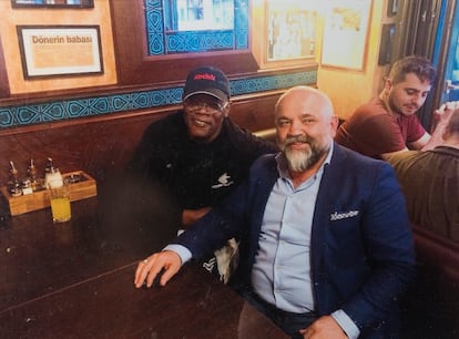 Una imagen de Samuel L. Jackson (a la izquierda) y el dueño del local, Mehmet Aygün. Hasir recibe celebridades de medio mundo y fotos como esta, que cuelgan de sus paredes, dan fe.