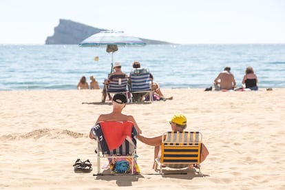 Una pareja toma el sol el pasado marzo en Benidorm, en una de las olas de calor tempranas que este año azotaron España.