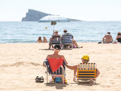 Una pareja toma el sol el pasado marzo en Benidorm, en una de las olas de calor tempranas que este año azotaron España.