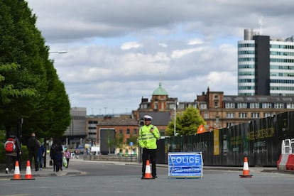 Un oficial de policía en un cordón policial cerca del Manchester Arena.